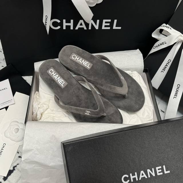 Size 35-39 40 41订做不退不换 Chanel 香奈儿24S丝绒人字拖 自留款，定制丝绒 真皮底，镶钻logo点缀，上脚美到爆，简简单单，夏天必须要