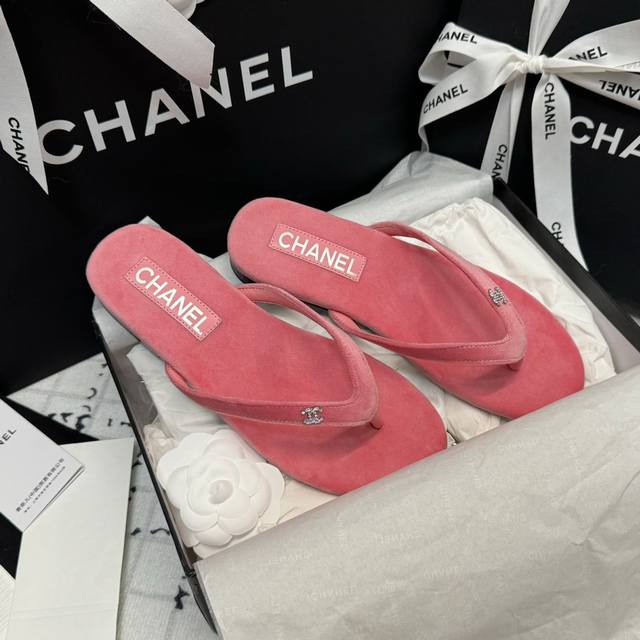 Size 35-39 40 41订做不退不换 Chanel 香奈儿24S丝绒人字拖 自留款，定制丝绒 真皮底，镶钻logo点缀，上脚美到爆，简简单单，夏天必须要