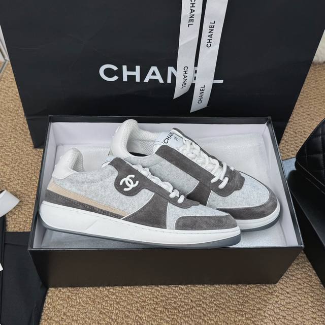 Chanel 24B早秋上新 工厂价 运动鞋各大平台热卖单品~也是网红达人穿搭首选小香整个系列已全面升级 鞋面增加更多时尚元素 鞋面用料拼接鞋面 牛皮+磨砂皮+