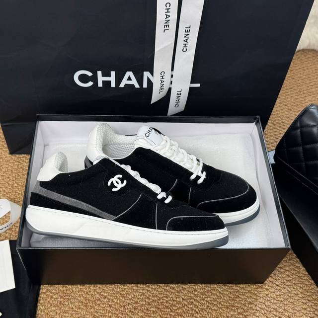 Chanel 24B早秋上新 工厂价 运动鞋各大平台热卖单品~也是网红达人穿搭首选小香整个系列已全面升级 鞋面增加更多时尚元素 鞋面用料拼接鞋面 牛皮+磨砂皮+