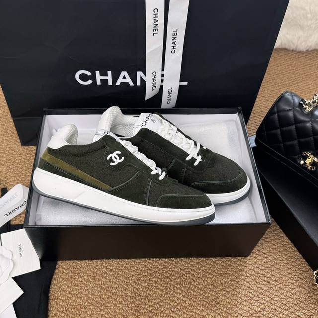 Chanel 24B早秋上新 工厂价 运动鞋各大平台热卖单品~也是网红达人穿搭首选小香整个系列已全面升级 鞋面增加更多时尚元素 鞋面用料拼接鞋面 牛皮+磨砂皮+