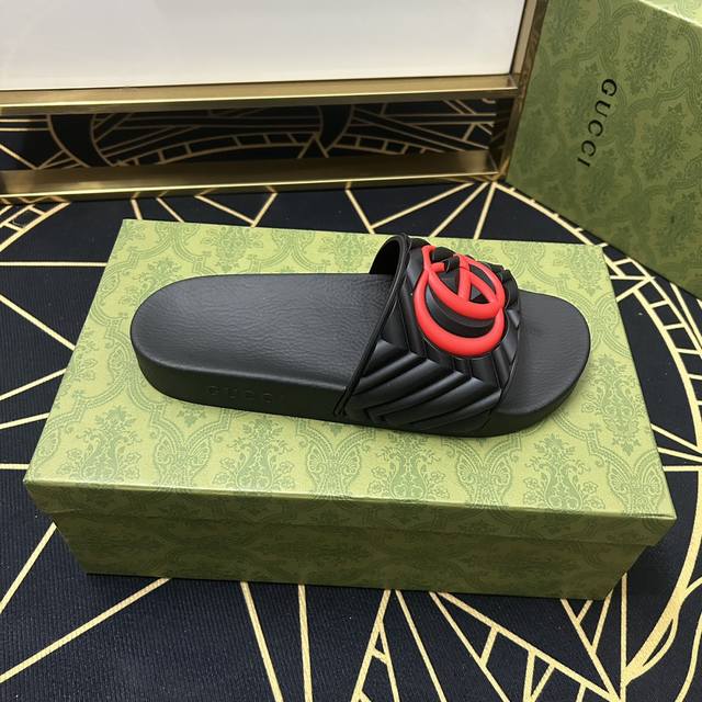 古奇 Gucci 男士春夏拖鞋专柜同步 标志图形高品质工艺，鞋底：原厂特供原版底，独家活动成型底超级舒适，原厂跟单货， 码数女码35-40。男38-46