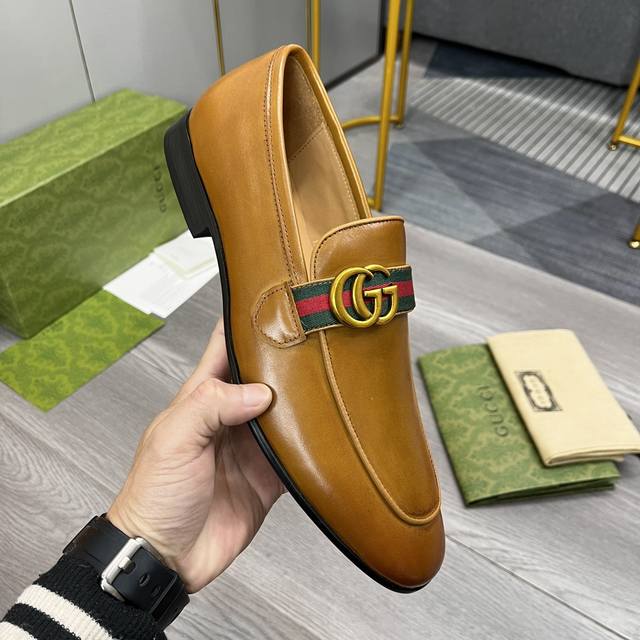 工厂价 -古奇 Gucci 男款正装皮鞋！正品开模马衔扣 鞋柜必备的经典款 ！上脚特别的秀气！这款古奇原版是套楦的做法，我们也和专柜一致！所以在楦型和舒适度上更