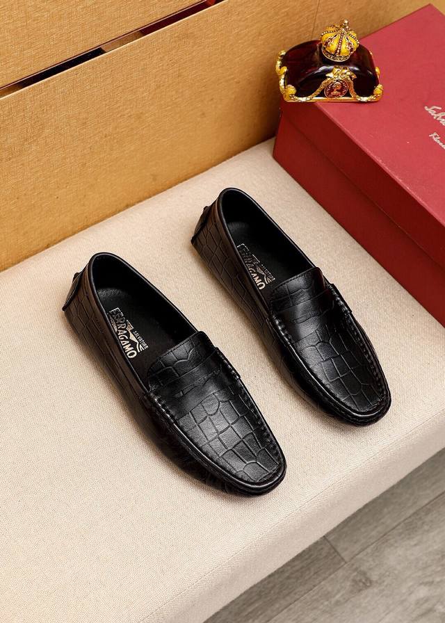 商品商标：Ferragamo 菲拉格慕 豆豆鞋 正码码数 38-45 商品材料：精选 头层小牛皮压花鞋面，进口羊皮内里。强烈立体视觉效果，原版橡胶大底 颜 色：