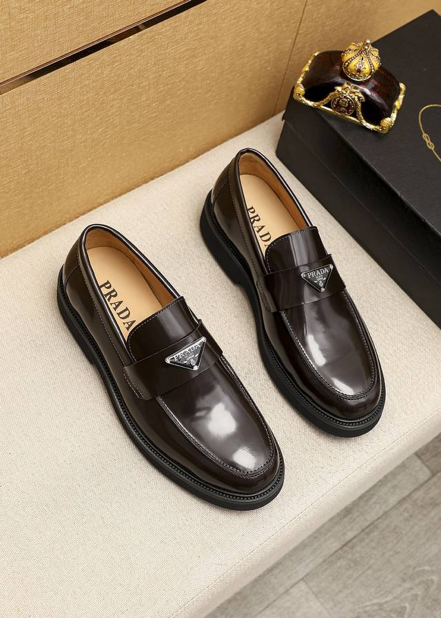 商品商标：Prada 普拉达 休闲皮鞋 正码码数 39-44 38.45.46订制 商品材料：精选 进口头层开边珠牛皮鞋面+奢华五金扣，进口水染牛皮内里。强烈立