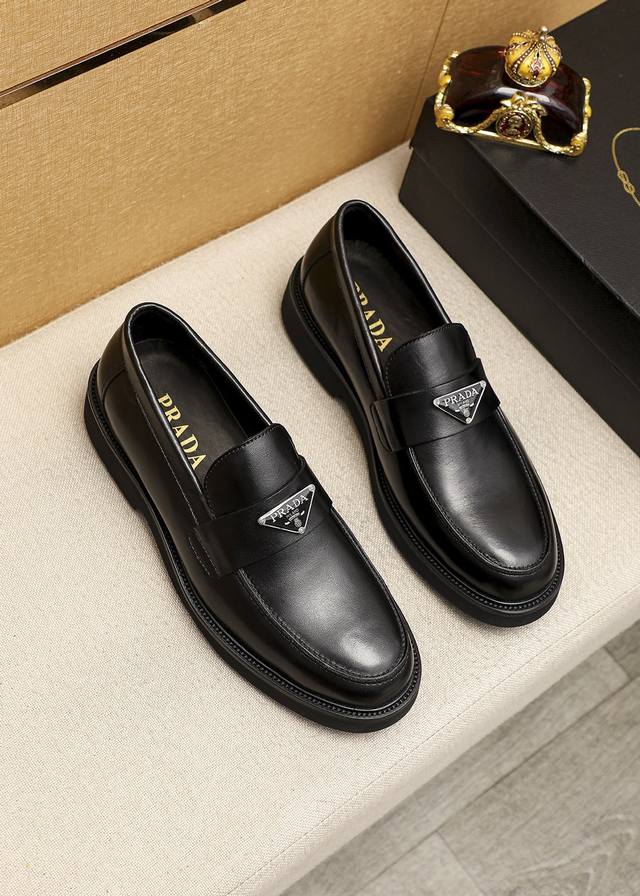 商品商标：Prada 普拉达 休闲皮鞋 正码码数 39-44 38.45.46订制 商品材料：精选 进口头层小牛皮鞋面+奢华五金扣，进口水染牛皮内里。强烈立体视