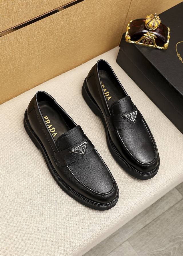 商品商标：Prada 普拉达 休闲皮鞋 正码码数 39-44 38.45.46订制 商品材料：精选 进口头层十字纹牛皮鞋面+奢华五金扣，进口水染牛皮内里。强烈立