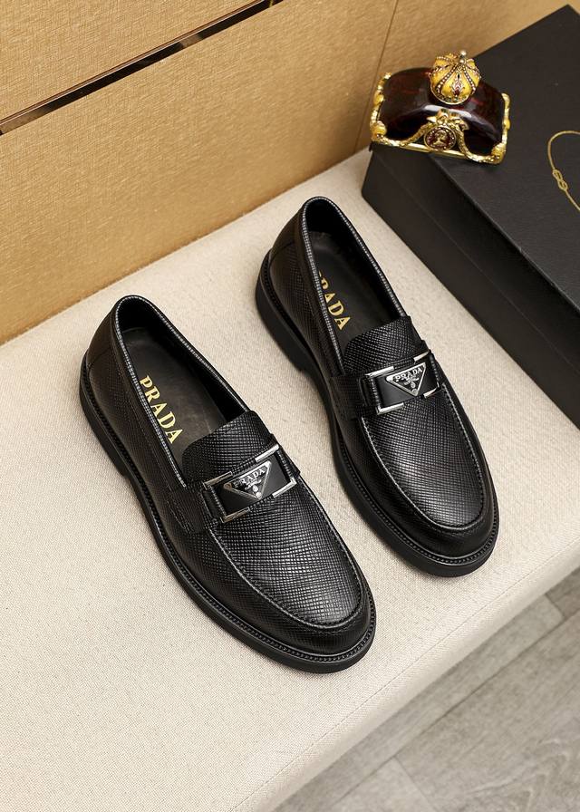 商品商标：Prada 普拉达 休闲皮鞋 正码码数 39-44 38.45.46订制 商品材料：精选 进口头层十字纹牛皮鞋面+奢华五金扣，进口水染牛皮内里。强烈立