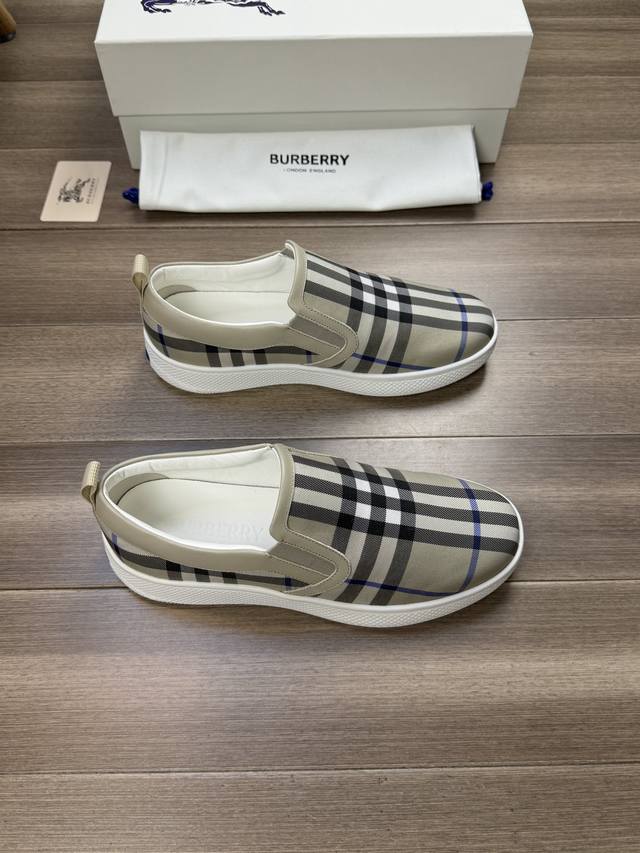 Burberry 巴宝莉 -高端品质 原单 -鞋面：进口品牌图腾布匹、后跟品牌织带装饰 -内里：水染牛皮 -大底：超轻tpr橡胶; 双色成型大底 -超高品控 做