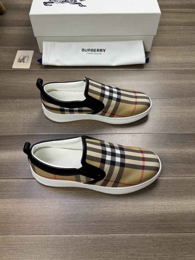 Burberry 巴宝莉 -高端品质 原单 -鞋面：进口品牌图腾布匹、后跟品牌织带装饰 -内里：水染牛皮 -大底：超轻tpr橡胶; 双色成型大底 -超高品控 做