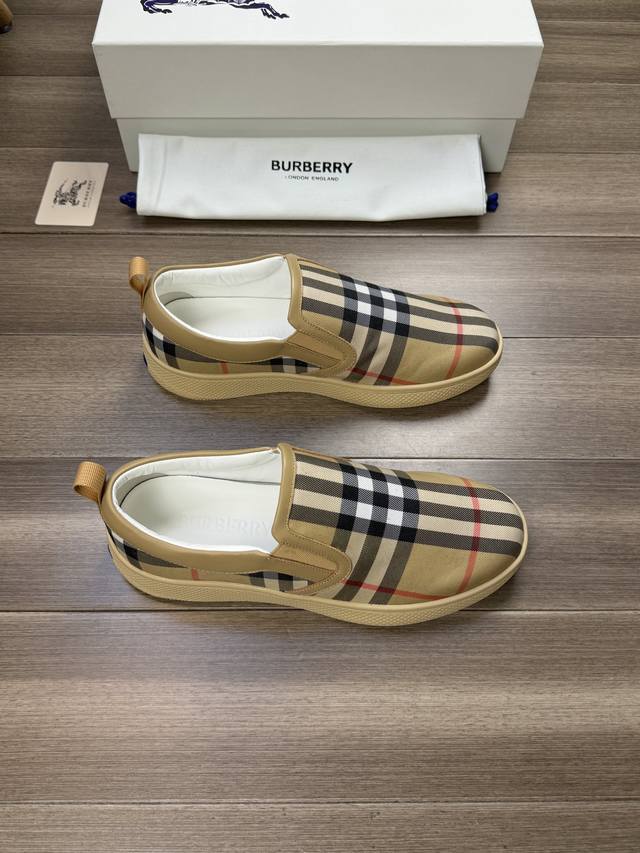 Burberry 巴宝莉 -高端品质 原单 -鞋面：进口品牌图腾布匹、后跟品牌织带装饰 -内里：水染牛皮 -大底：超轻tpr橡胶; 双色成型大底 -超高品控 做