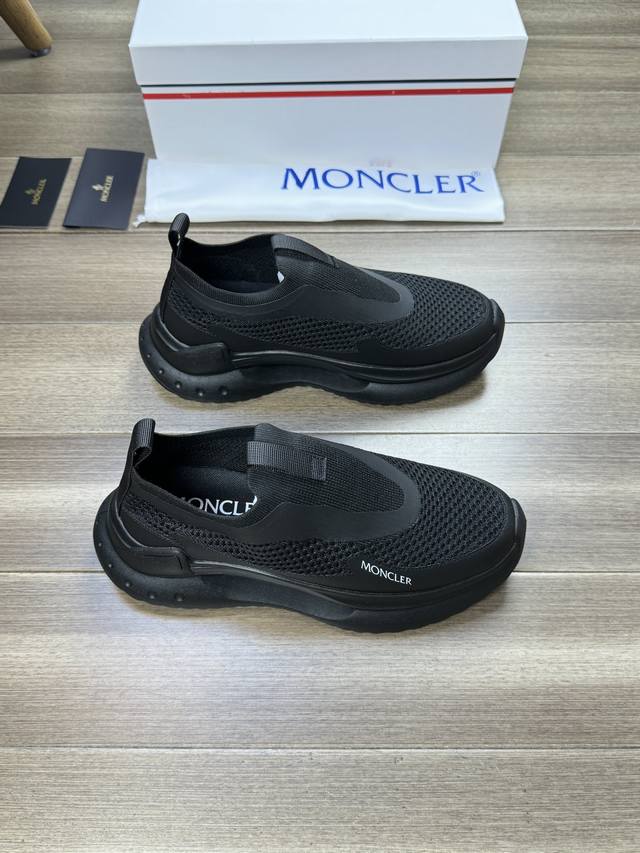 Moncler 盟可睐 蒙口 -高端品质 原单 -鞋面：进口飞织布匹、注塑热切品牌logo、品牌织带装饰 -内里：帆布布匹 -大底：超轻tpu 发泡：成型大底