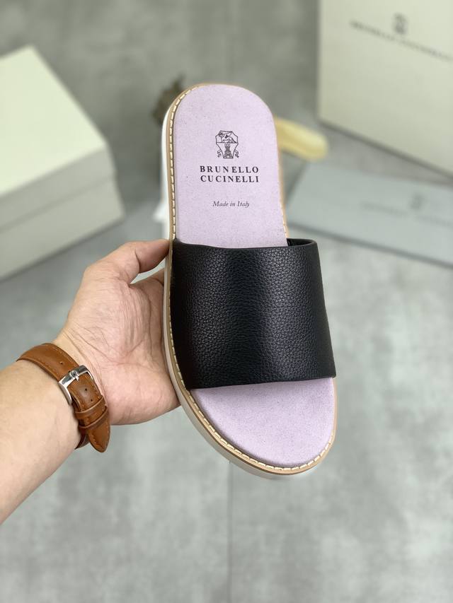 工厂价 实价 Brunello Cucinelli Bc 新款麂皮拖鞋，24Ss新款系列 此款凉拖鞋鞋型堪称经典，永不过时！外底上的个性logo和独特的水波纹凹