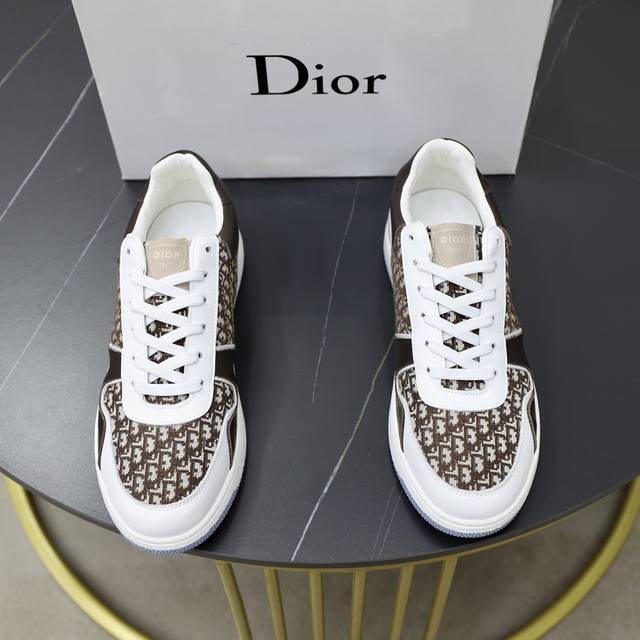 出厂价 品牌：迪奥dior 标准码：男码38 44 45、46可以定做 等级：官网同款 高品质男鞋 材料：原版皮料材质 搭配舒适透气内里 原版防滑耐磨橡胶轻便大