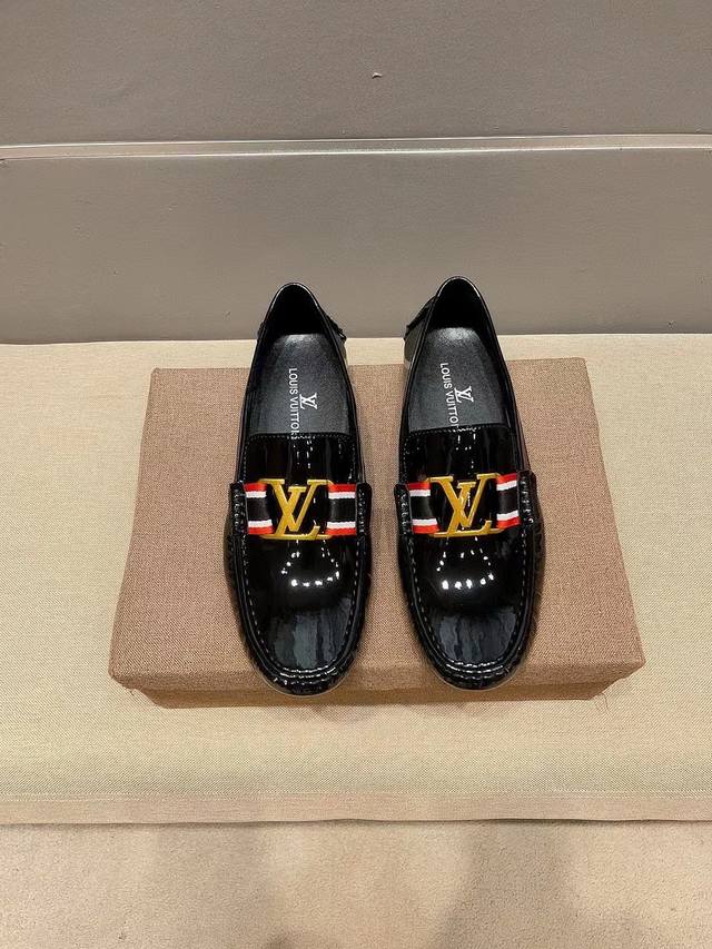 品牌louis Vuitton，Lv专注高端，官网新款男士豆豆鞋专柜爆款系列 顶级原单品质，真材实料，原单南非进口头层牛漆皮 ， 头层羊皮里，原版御用耐磨胶塑大