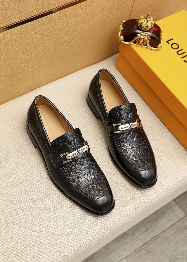 商品商标：Louis Vuitton 路易威登 休闲皮鞋 正码码数 38-44 45.46.47订制 商品材料：精选 进口头层荔枝纹牛皮压花鞋面+奢华五金扣，进