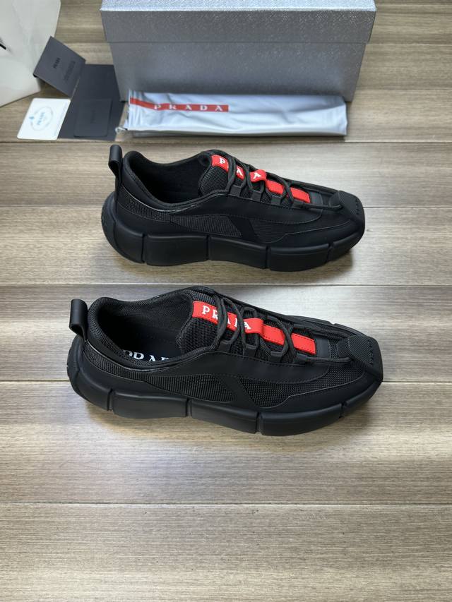 Prada 普拉达 -高端品质 原单 -鞋面：纳帕小牛皮、品牌帆布布匹、品牌塑胶模块 -内里：帆布布匹，垫脚；水染牛皮 -大底：超轻tpu发泡 橡胶; 双色成型