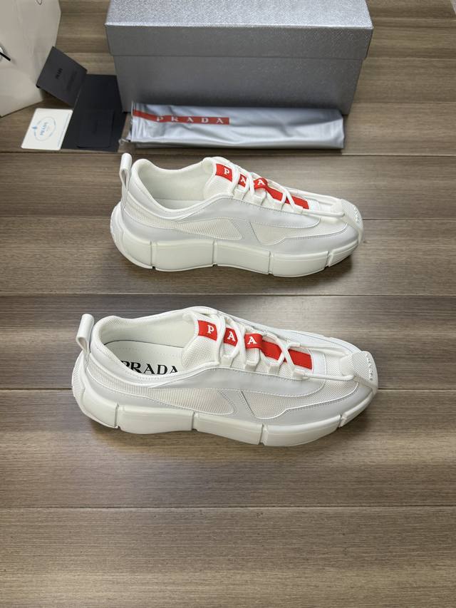 Prada 普拉达 -高端品质 原单 -鞋面：纳帕小牛皮、品牌帆布布匹、品牌塑胶模块 -内里：帆布布匹，垫脚；水染牛皮 -大底：超轻tpu发泡 橡胶; 双色成型