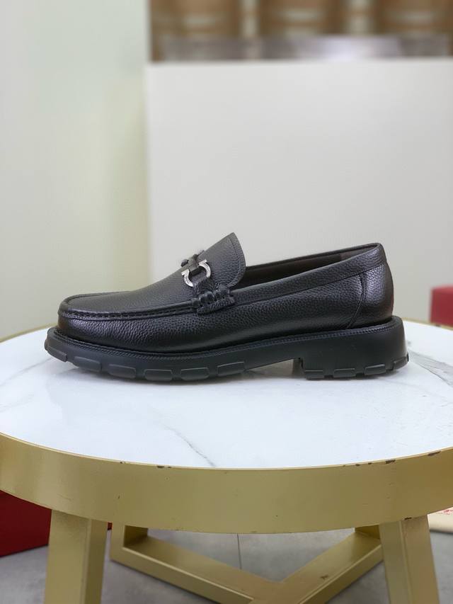 工厂价 顶级品质 Salvatore Ferragamo 菲拉格慕商务皮鞋，1:1顶级代购品质，鞋面进口精选原版开边珠小牛皮，内里垫脚均用进口原版水染牛皮，进口 - 点击图像关闭