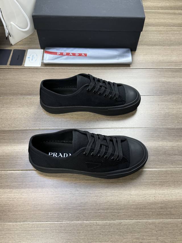 Prada 普拉达 -高端品质 原单 -鞋面：品牌帆布匹、车包边工艺、鞋身车缝品牌标 -内里：水染牛皮 -大底：超轻tpr.橡胶; 成型大底 -超高品控 做工精 - 点击图像关闭