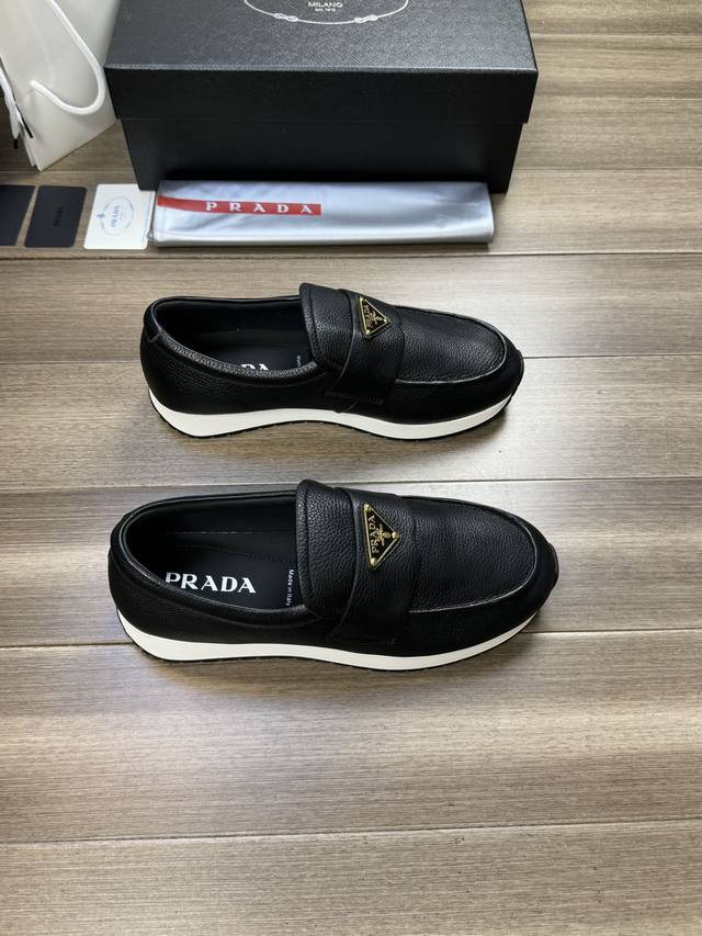 Prada 普拉达 -高端品质 原单 -鞋面：摔纹小牛皮、品牌金属扣件横担装饰、鞋丹外合车缝线.涂油边工艺 -内里：水染牛皮 -大底：超轻tpr 橡胶; 双色成