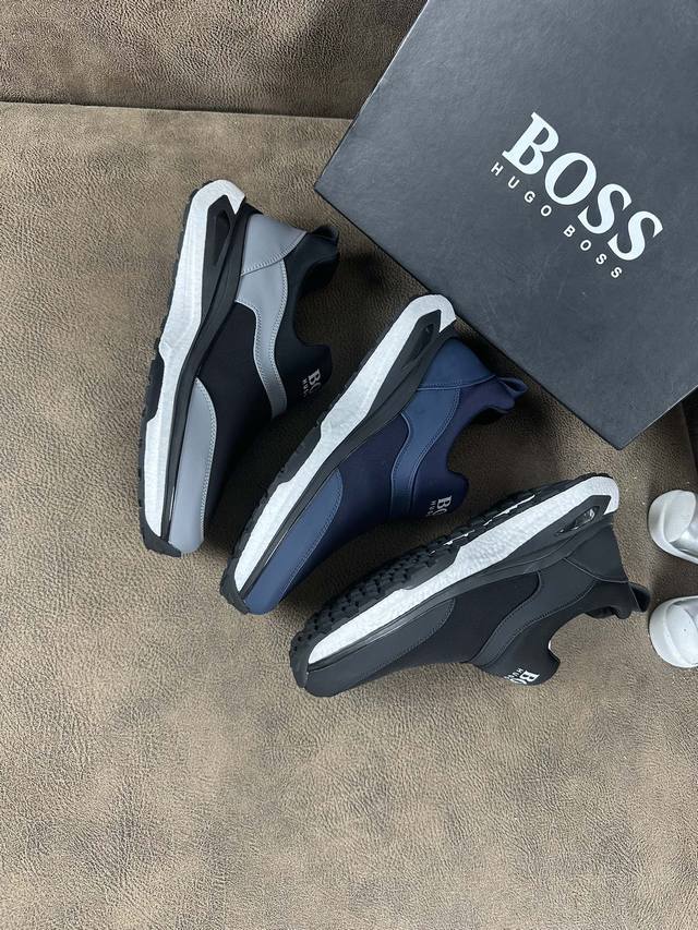 工厂价 Boss 运动男鞋，以经典的设计成为永不落幕的时尚宠儿，经典的休闲造型。采用进口透气面，太阳]品牌专用大底，Tpu耐磨超轻大底，轻便，整体设计和谐统一又