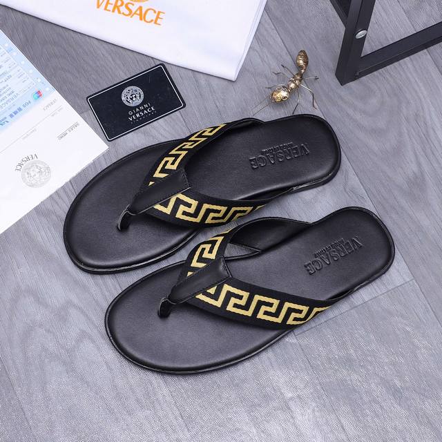 商品商标：Versace 范思哲 拖鞋 正码码数 38-45 商品材料：精选织带拼接牛皮鞋面 橡胶大底