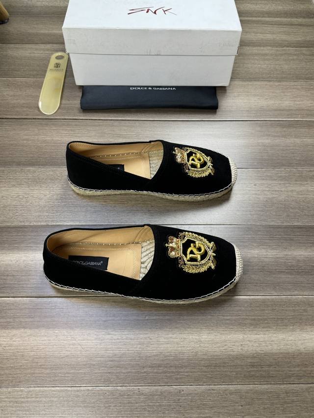 Dolce & Gabbana 杜嘉班纳 -高端品质 原单 -鞋面：反绒小牛皮、手工串亮片电绣品牌图标 -内里：水染牛皮 -大底：超轻tpr 橡胶; 组合成型大