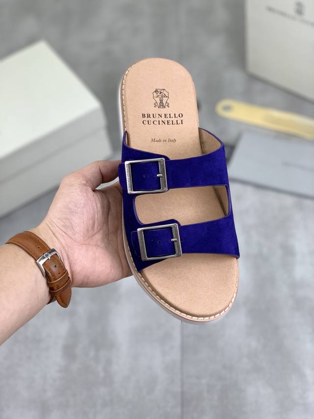 实价 Brunello Cucinelli Bc 新款麂皮拖鞋，24Ss新款系列 此款凉拖鞋鞋型堪称经典，永不过时！外底上的个性logo和独特的水波纹凹槽设计，