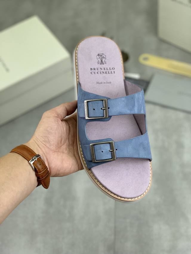 实价 Brunello Cucinelli Bc 新款麂皮拖鞋，24Ss新款系列 此款凉拖鞋鞋型堪称经典，永不过时！外底上的个性logo和独特的水波纹凹槽设计，