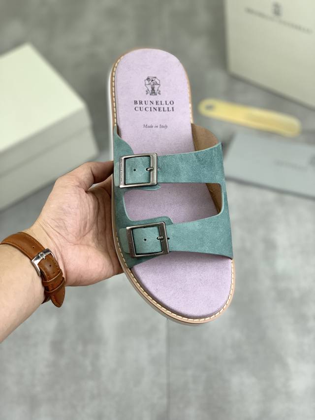 实价 Brunello Cucinelli Bc 新款麂皮拖鞋，24Ss新款系列 此款凉拖鞋鞋型堪称经典，永不过时！外底上的个性logo和独特的水波纹凹槽设计，