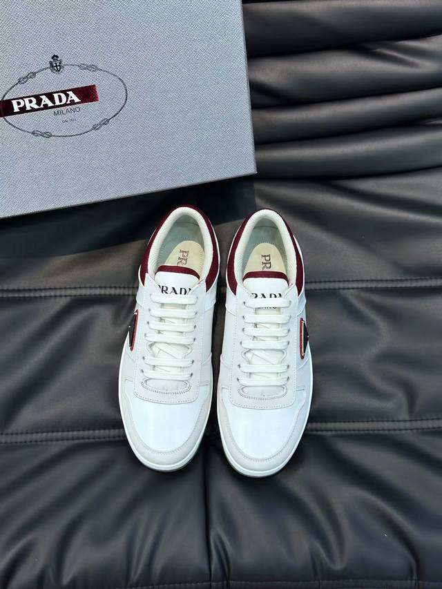 实价 38-45 Prada 普拉达新款男士真皮运动鞋，市面最高版本 、欢迎任意对比！原版皮料质感极佳，超上档次！意大利进口胎羊网内里，可拆式垫！奢华用料、精细