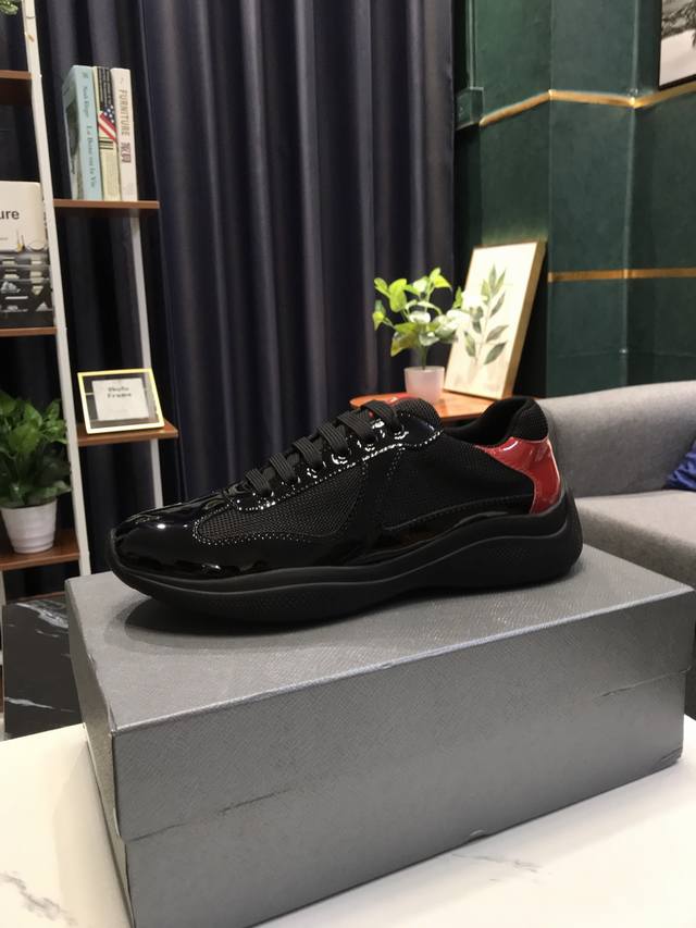 实价 Prada 普拉达 运动男鞋高端品牌，新款上市，上图必卖 顶级奢侈品牌，最新時尚运动休闲男鞋，潮流百搭之款，鞋面进口涂鸦漆皮拼接网布加牛皮垫脚超精细做工，