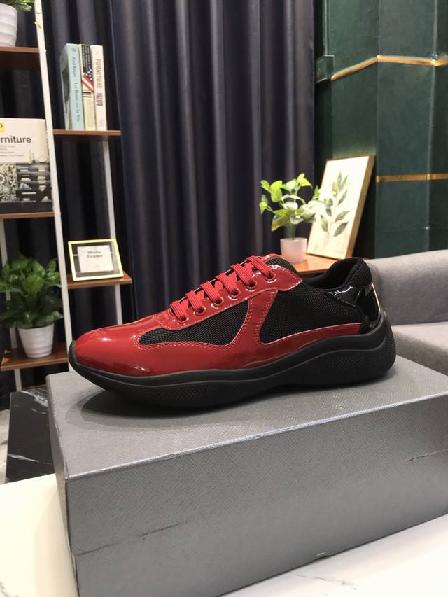 实价 Prada 普拉达 运动男鞋高端品牌，新款上市，上图必卖 顶级奢侈品牌，最新時尚运动休闲男鞋，潮流百搭之款，鞋面进口涂鸦漆皮拼接网布加牛皮垫脚超精细做工，