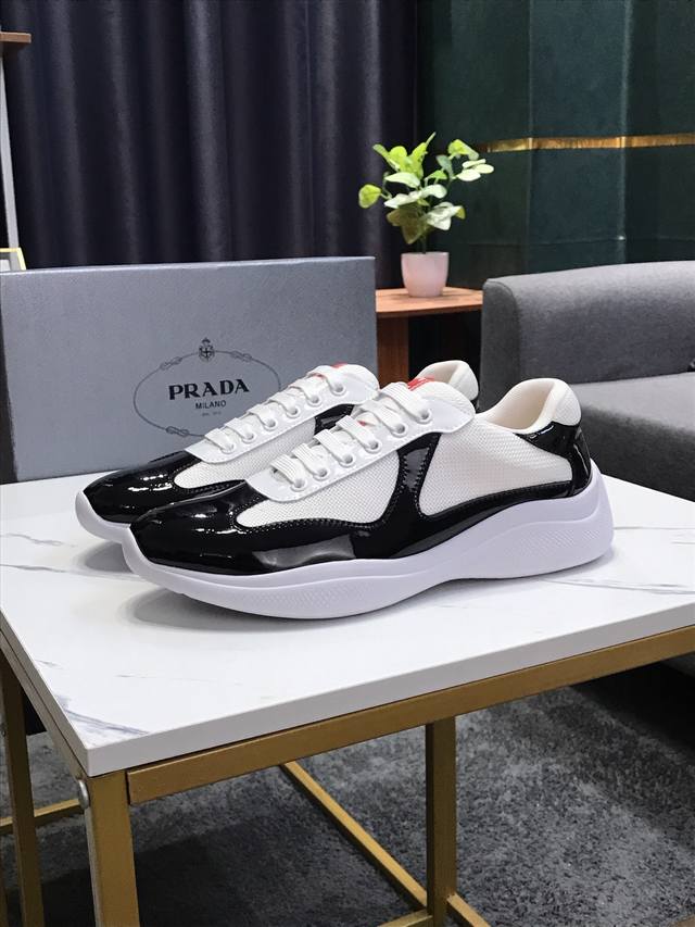 实价 Prada 普拉达 运动男鞋高端品牌，新款上市，上图必卖 顶级奢侈品牌，最新時尚运动休闲男鞋，潮流百搭之款，鞋面进口涂鸦漆皮拼接网布加牛皮垫脚超精细做工，