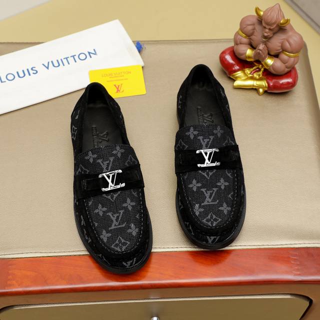 工厂价 Louis Vuitton 路易威登 新款官网爆款！原版一比一复刻，那种沉稳内涵儒雅的品味无法言喻的开启时尚鞋履的旅程从容应对各种场合！大牌的气势不言而