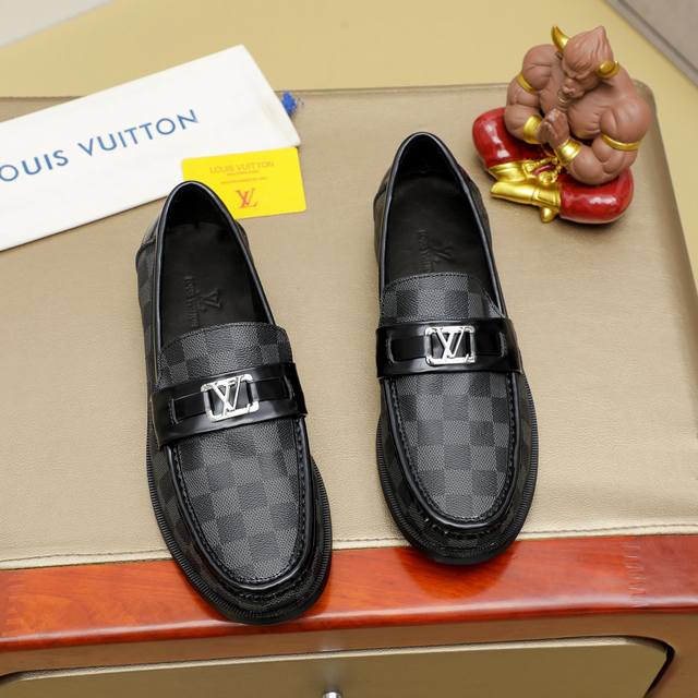 工厂价 Louis Vuitton 路易威登 新款官网爆款！原版一比一复刻，那种沉稳内涵儒雅的品味无法言喻的开启时尚鞋履的旅程从容应对各种场合！大牌的气势不言而