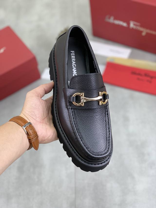 工厂价 实价 水染牛里 Salvatore Ferragamo 菲拉格慕 男士最新款休闲商务皮鞋！专柜同步上市！面料采用专用进口原版小牛皮，内里采用进口水染牛皮