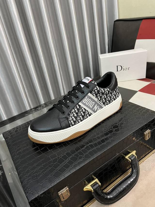 出厂价 Dior 迪奥最 2024新款精心打造，引爆全场！不断创新的国际品牌 此款男士四季休闲鞋，原版版本，鞋面采用牛皮面料 ，皮垫脚真爆超轻大底，透气舒适以质