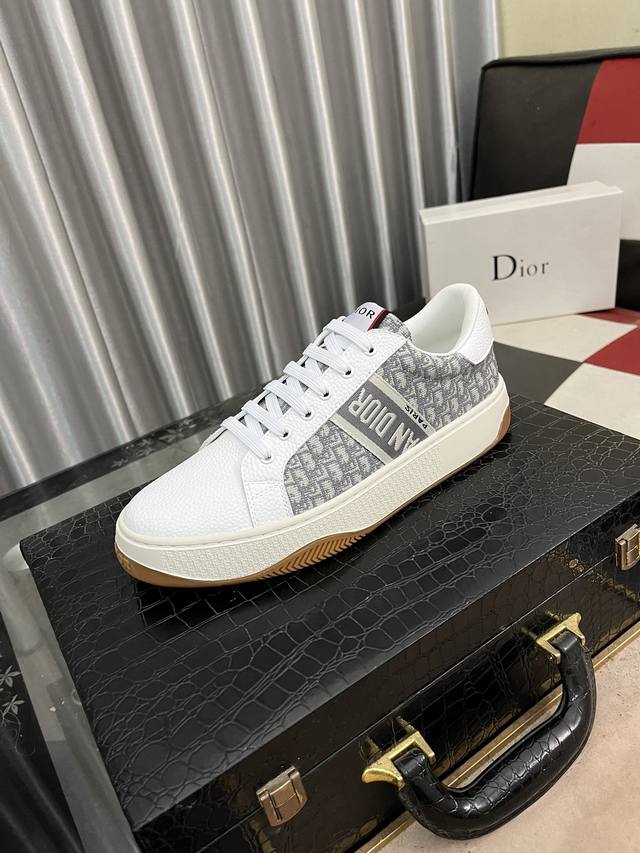 出厂价 Dior 迪奥最 2024新款精心打造，引爆全场！不断创新的国际品牌 此款男士四季休闲鞋，原版版本，鞋面采用牛皮面料 ，皮垫脚真爆超轻大底，透气舒适以质