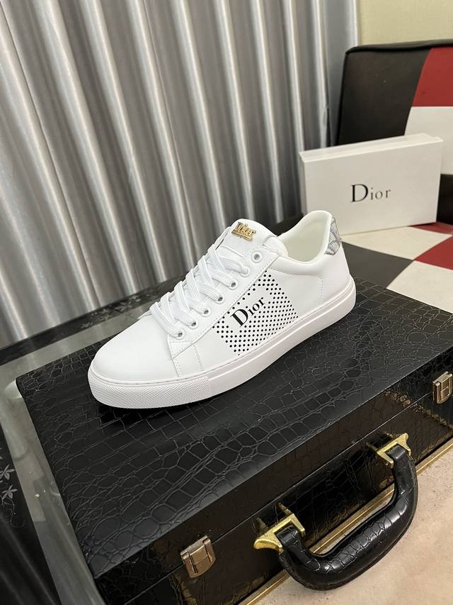 出厂价 Dior 迪奥最 2024新款精心打造，引爆全场！不断创新的国际品牌 此款男士四季休闲鞋，原版版本，鞋面采用牛皮面料 ，皮垫脚真爆超轻大底，透气舒适以质