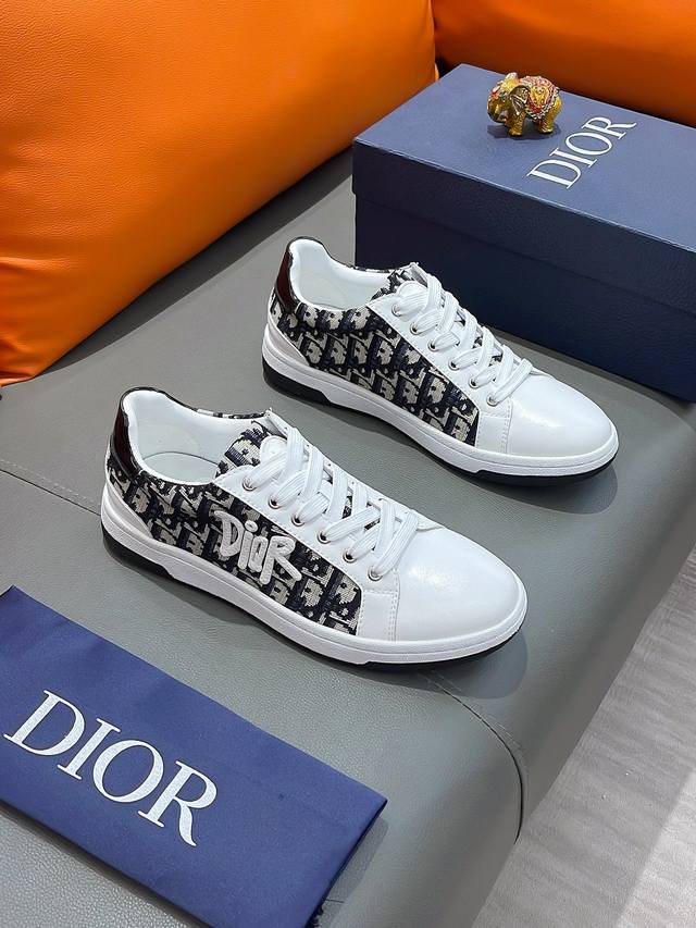 商品名称：Dior 迪奥 正规码数 38-44 休闲鞋 商品材料：精选 牛皮鞋面，柔软羊皮内里；原厂大底。