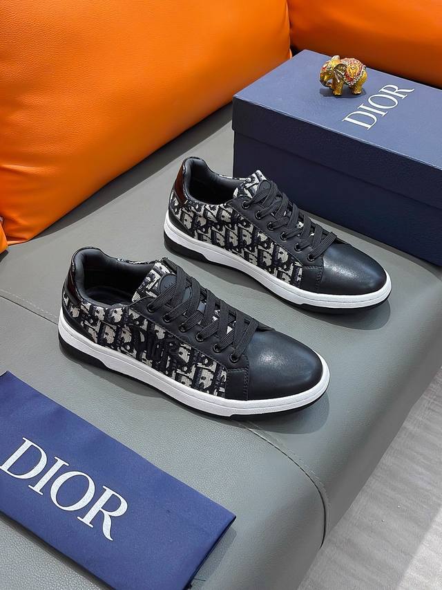 商品名称：Dior 迪奥 正规码数 38-44 休闲鞋 商品材料：精选 牛皮鞋面，柔软羊皮内里；原厂大底。