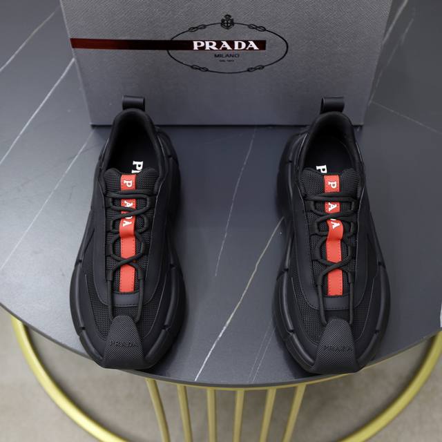 Prada 普拉达 -高端品质 原单 -鞋面：纳帕小牛皮、品牌帆布布匹、品牌塑胶模块 -内里：帆布布匹，垫脚；水染牛皮 -大底：超轻tpu发泡 橡胶; 双色成型