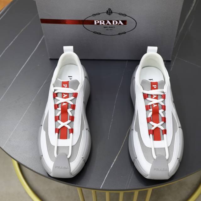 Prada 普拉达 -高端品质 原单 -鞋面：纳帕小牛皮、品牌帆布布匹、品牌塑胶模块 -内里：帆布布匹，垫脚；水染牛皮 -大底：超轻tpu发泡 橡胶; 双色成型