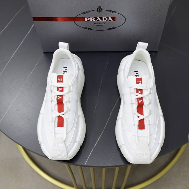 Prada 普拉达 -高端品质 原单 -鞋面：纳帕小牛皮、品牌帆布布匹、品牌塑胶模块 -内里：帆布布匹，垫脚；水染牛皮 -大底：超轻tpu发泡 橡胶; 双色成型 - 点击图像关闭