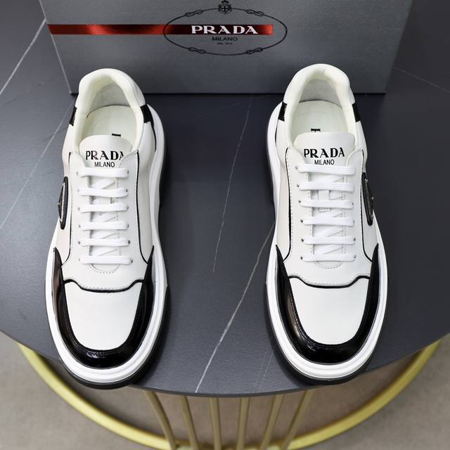 出厂价 Prada 普拉达 -高端品质 原单 -鞋面：纳帕小牛皮、摔纹小牛皮、鞋舌高周波品牌logo -内里：水染牛皮 -大底：超轻tpu发泡 橡胶；双色成型大