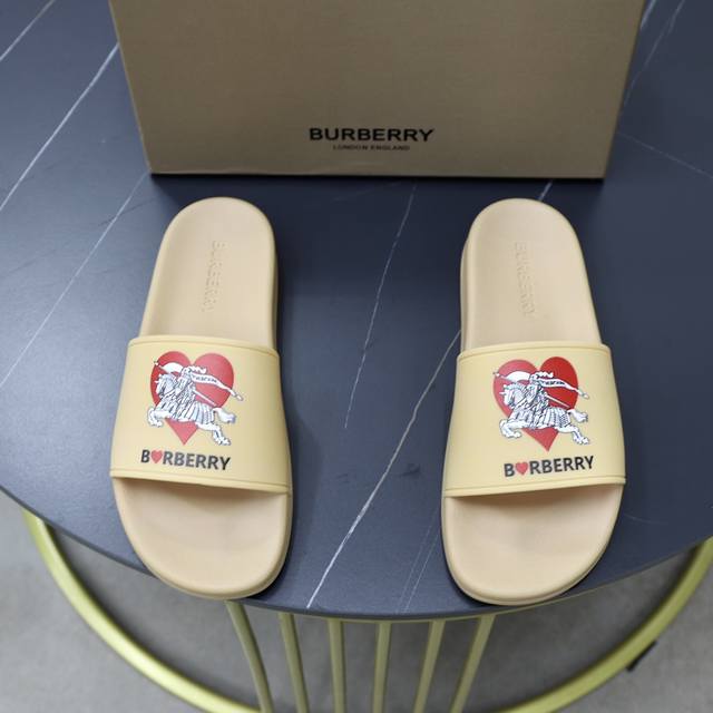 出厂价 Burberry 巴宝莉拖鞋新款上市完美做工！完美造型顶级品质防滑耐磨tpu大底百搭舒服鞋，标准尺码38-44 45-46-47可定做