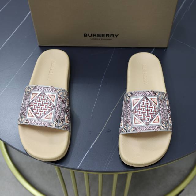 出厂价 Burberry 巴宝莉拖鞋新款上市完美做工！完美造型顶级品质防滑耐磨tpu大底百搭舒服鞋，标准尺码38-44 45-46-47可定做