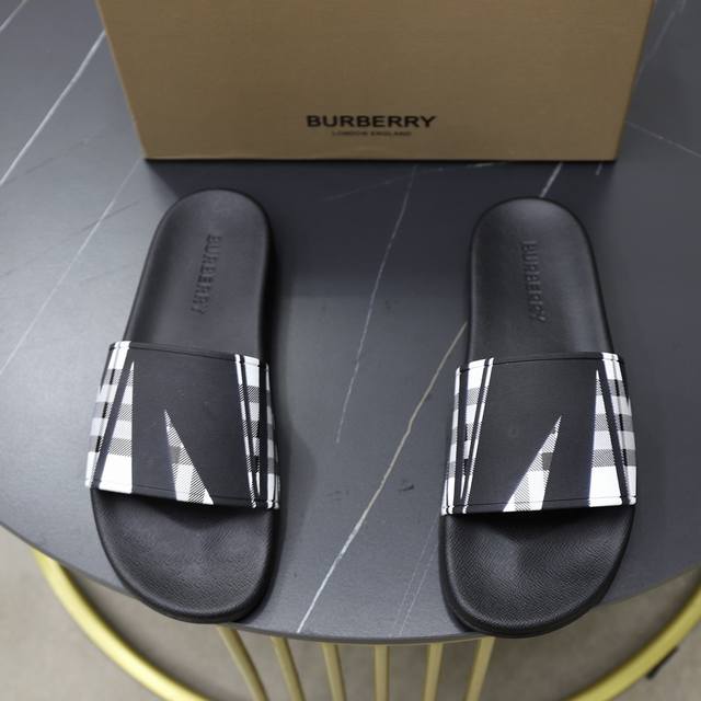 出厂价 Burberry 巴宝莉拖鞋新款上市完美做工！完美造型顶级品质防滑耐磨tpu大底百搭舒服鞋，标准尺码38-44 45-46-47可定做